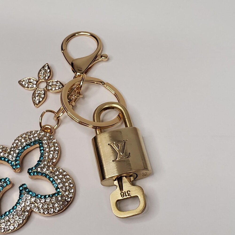 Louis Vuitton Authentic Gold Padlock 🔑 Key + Stylish Bag Unbranded Flower Charm - Picture 7 of 8